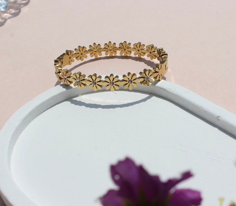 Anti Tarnish Daisy Kada Bracelet